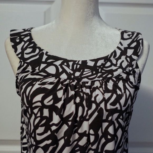 Sleeveless Blouse - Picture 2 of 4